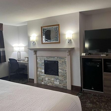 Hotel Ramada By Wyndham Cedar Rapids South Exterior foto