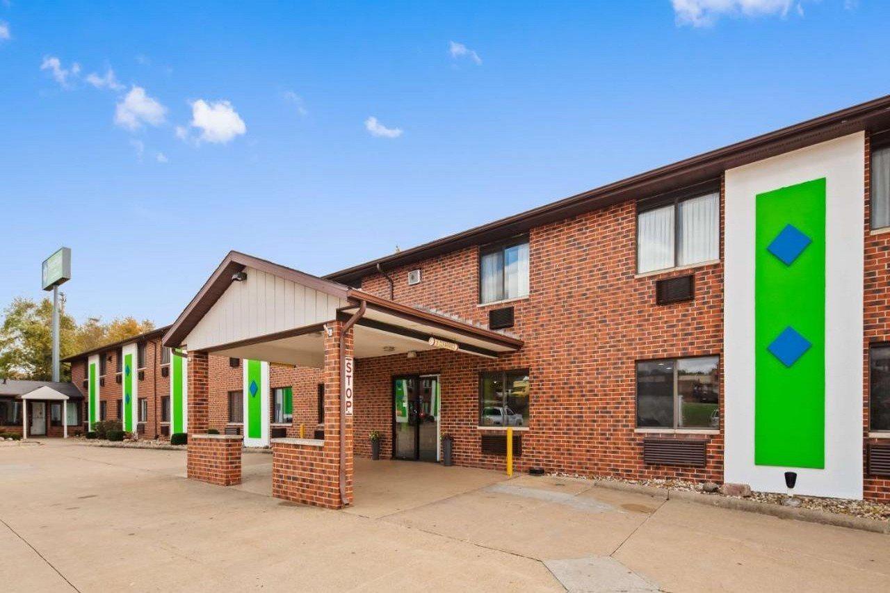 Hotel Ramada By Wyndham Cedar Rapids South Exterior foto