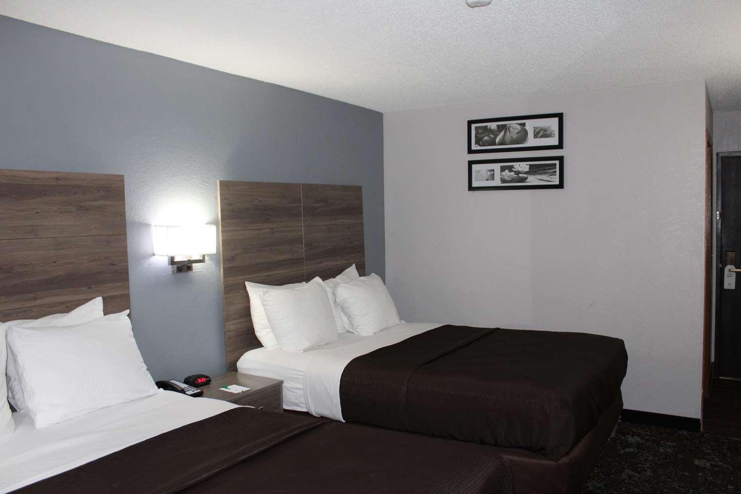 Hotel Ramada By Wyndham Cedar Rapids South Exterior foto