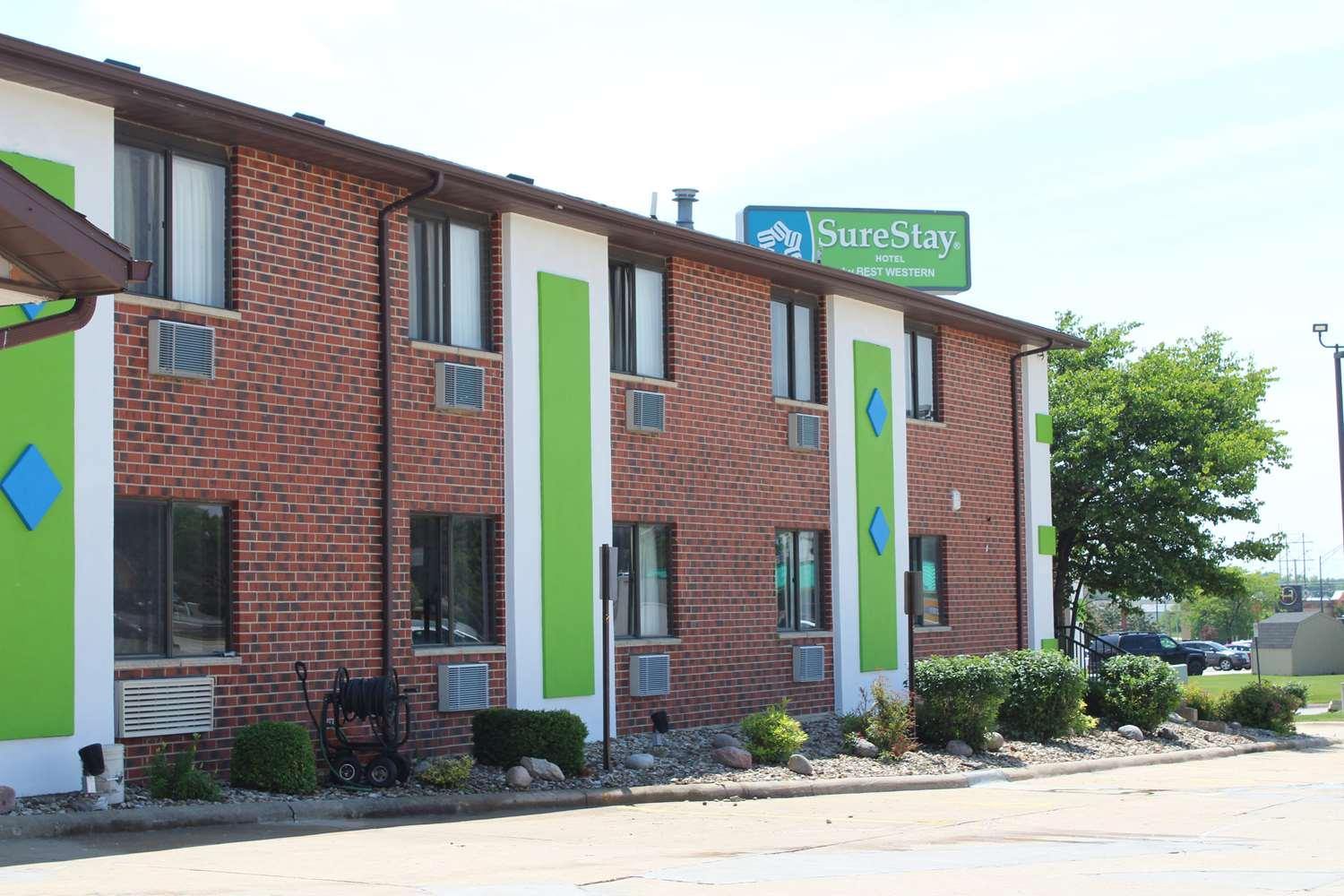 Hotel Ramada By Wyndham Cedar Rapids South Exterior foto
