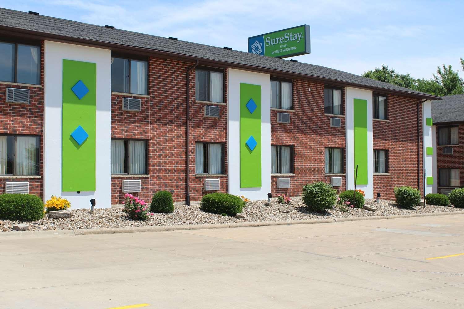 Hotel Ramada By Wyndham Cedar Rapids South Exterior foto