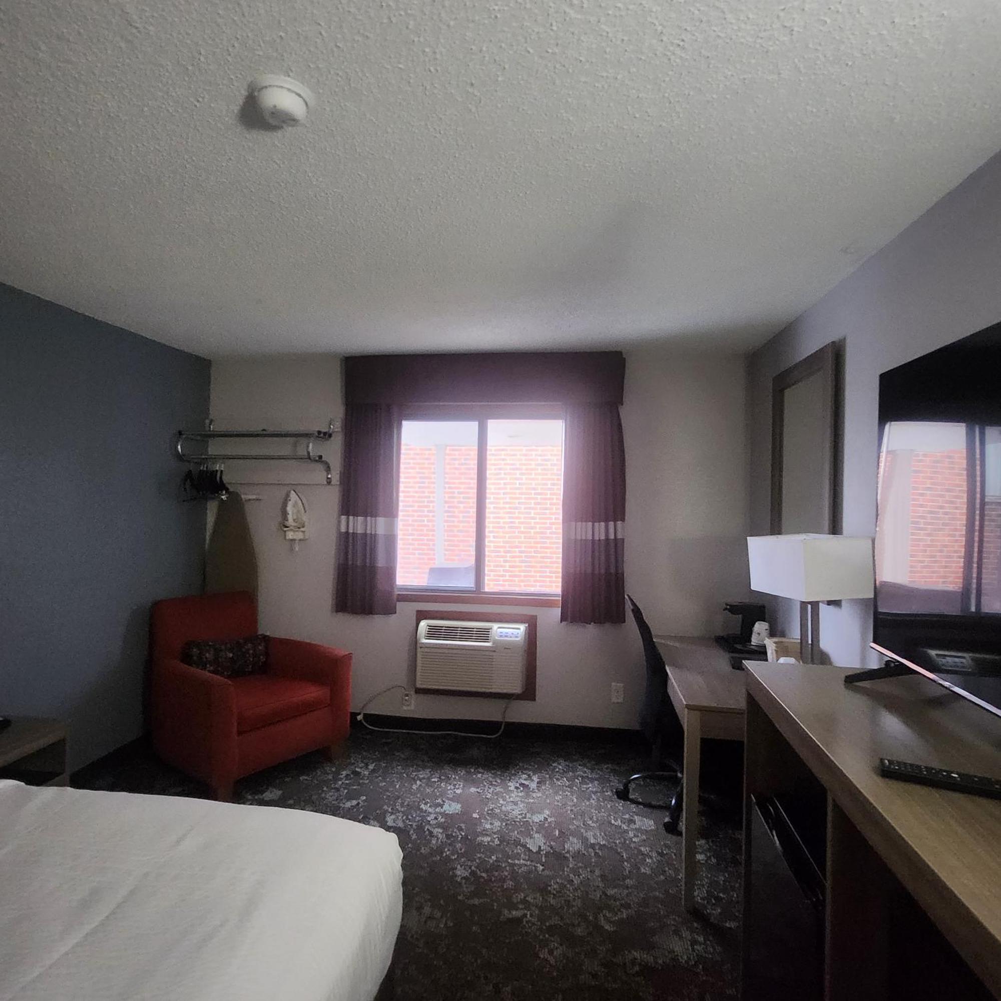 Hotel Ramada By Wyndham Cedar Rapids South Exterior foto