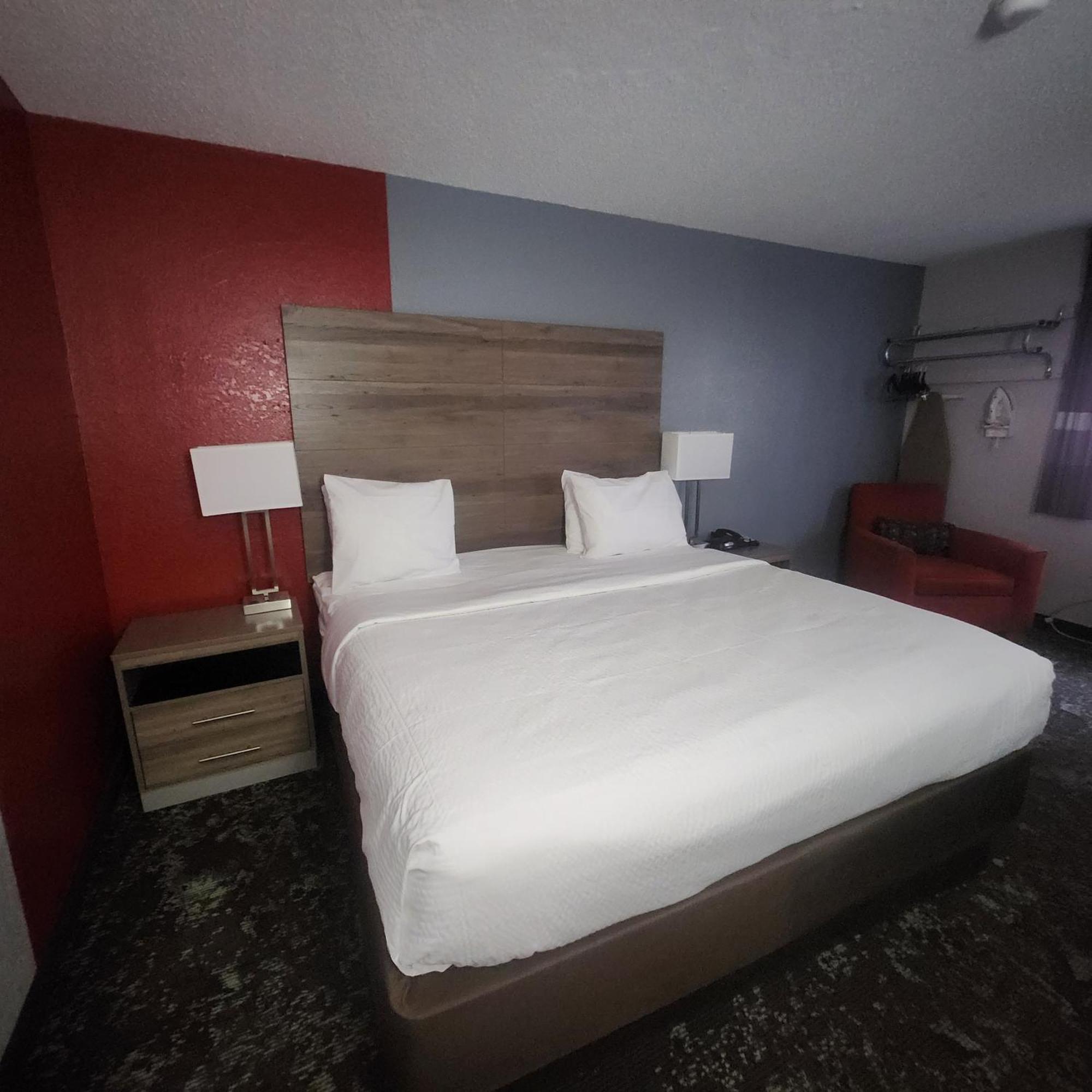 Hotel Ramada By Wyndham Cedar Rapids South Exterior foto